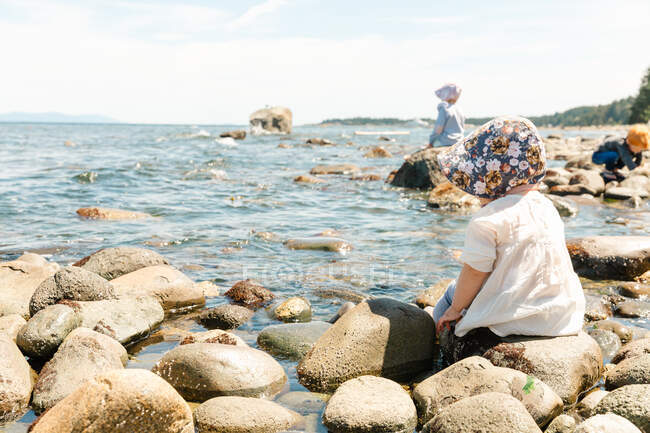 Діти на скелях на пляжі — стокове фото