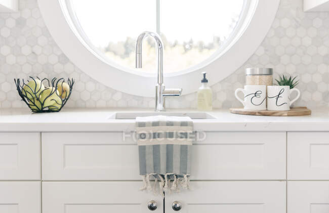 Modernes Badezimmer mit weißem Waschbecken und Spiegel — Stockfoto