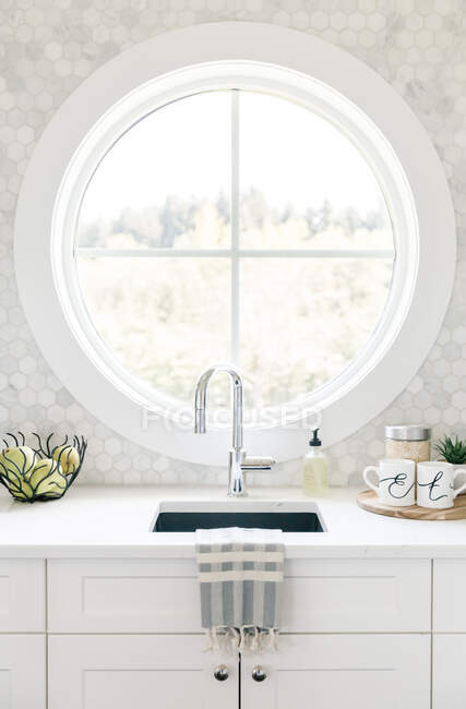 Salle de bain intérieure avec lavabo et miroir — Photo de stock