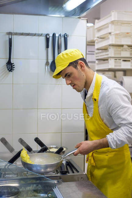 Mann bereitet frische Pasta im Mercato di San Lorenzo, Florenz, Toskana, Italien zu — Stockfoto