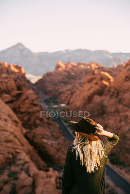 Jovem caucasiano menina posando ao ar livre — Fotografia de Stock