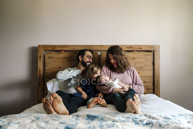 Família feliz de quatro em casa — Fotografia de Stock