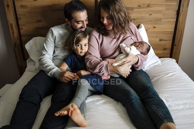 Щаслива сім'я з чотирьох вдома — стокове фото