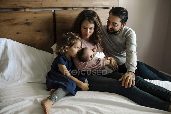 Família feliz de quatro em casa — Fotografia de Stock