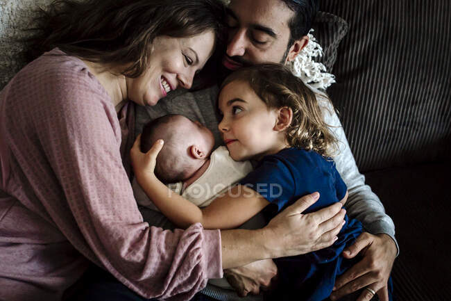 Familia feliz de cuatro en casa - foto de stock
