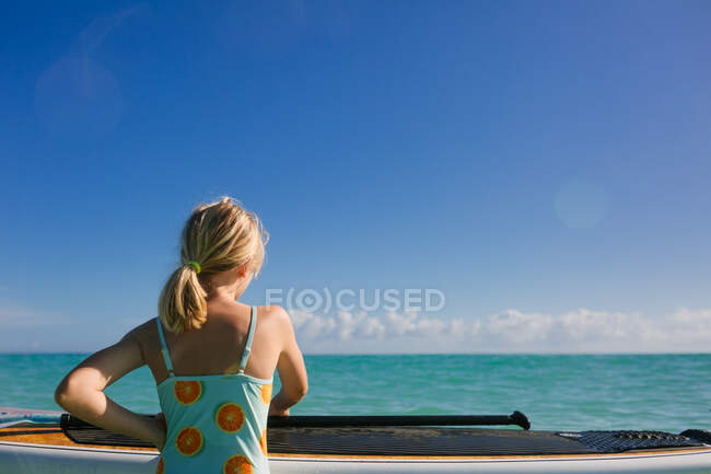 Chica joven en la playa - foto de stock