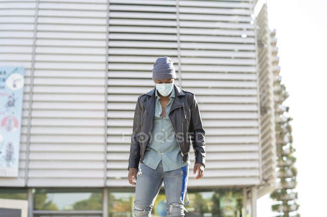 Молодий африканський чоловік ходить містом — стокове фото