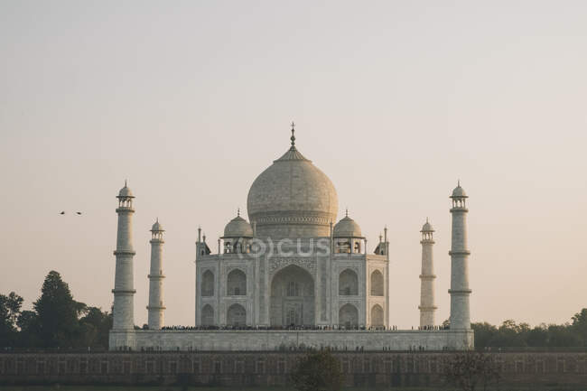 Taj Mahal al atardecer visto desde el mirador de Mehtab Bagh, Agra - foto de stock