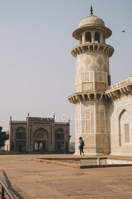 Mujer joven caminando alrededor de la tumba de Itmad-ud-Daula visitando en Agra, India - foto de stock