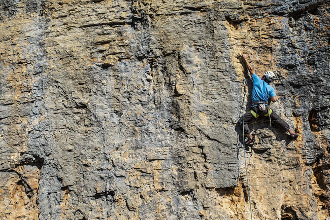 Kletterer klettert auf einen Felsen — Stockfoto