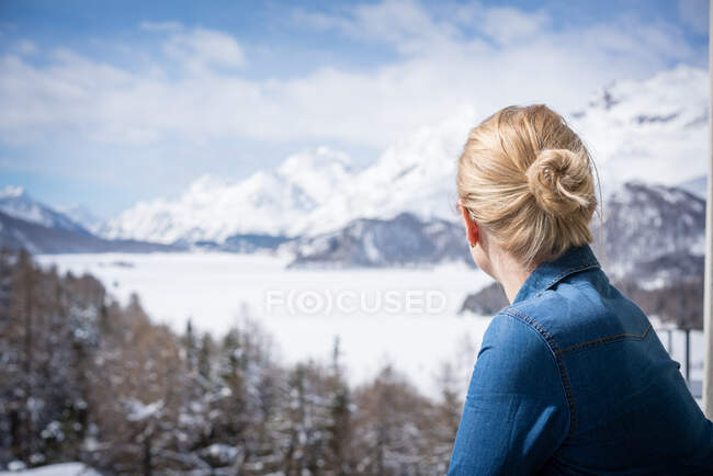Jung mujeres disfrutando de una excelente vista de las montañas cubiertas de nieve - foto de stock