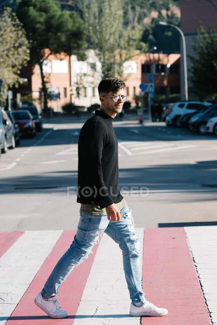 Молодий вродливий чоловік у повсякденному одязі, який стоїть на вулиці. — стокове фото