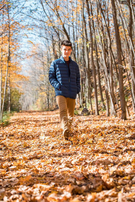 Adolescente caminhando sozinho pela floresta em um dia de outono. — Fotografia de Stock