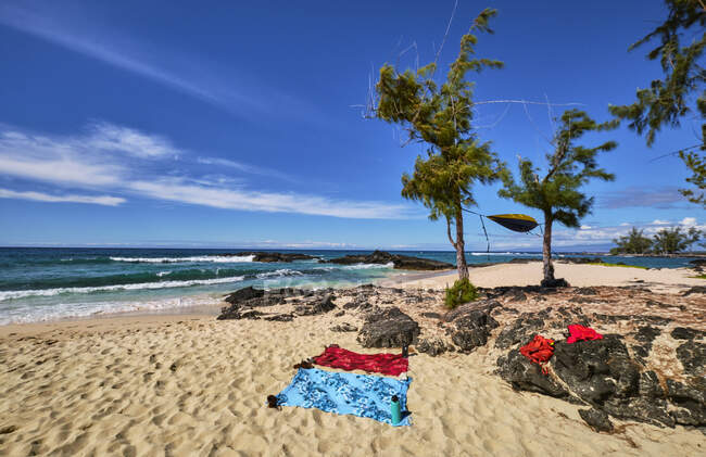 Гамак летить вітром на пляжі Макалавена на Великому острові. — стокове фото