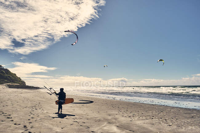 Ein Kitesurfer spaziert an einem Strand in Südkalifornien, San Diego — Stockfoto