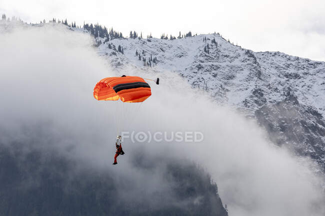 A paratrooper from the Canada Search and Rescue  fly at the Pemberton airport during a training mission. — Stock Photo