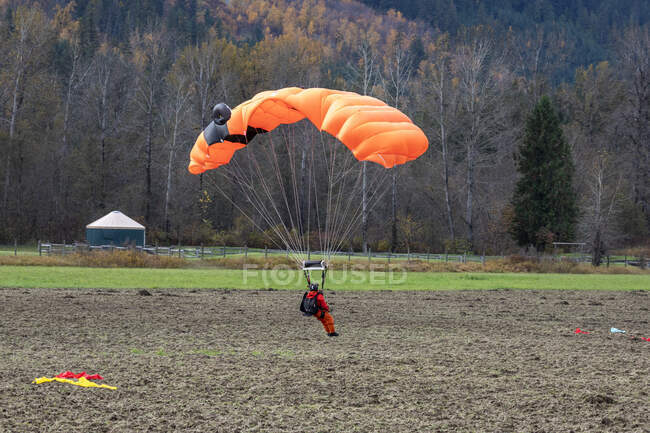 Un paracaidista del Canada Search and Rescue vuela en el aeropuerto de Pemberton durante una misión de entrenamiento. - foto de stock
