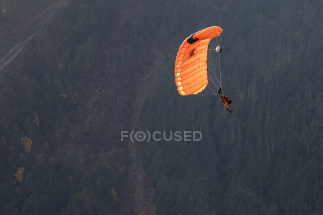 A paratrooper from the Canada Search and Rescue  fly at the Pemberton airport during a training mission. — Stock Photo