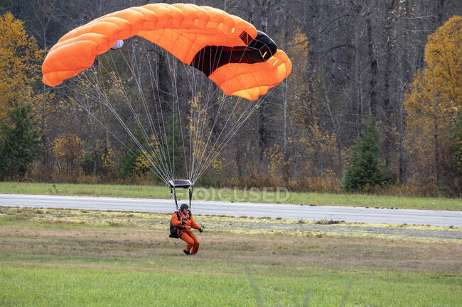 Ein Fallschirmjäger der Canada Search and Rescue fliegt während einer Ausbildungsmission auf dem Flughafen Pemberton. — Stockfoto
