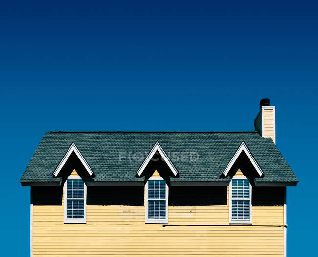 Casa de madera con un techo de un edificio - foto de stock