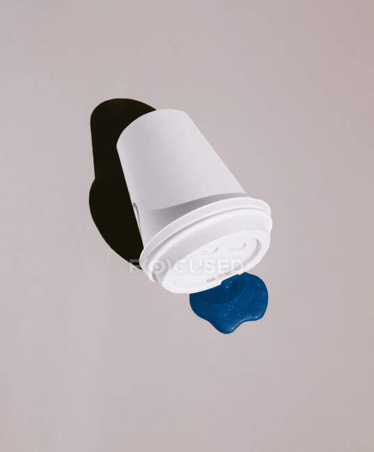 Verter líquido azul de uma taça derramada — Fotografia de Stock