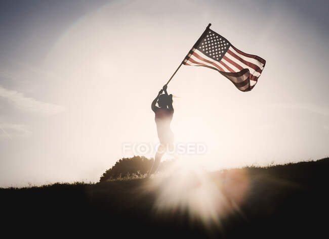Frau läuft mit amerikanischer Flagge — Stockfoto