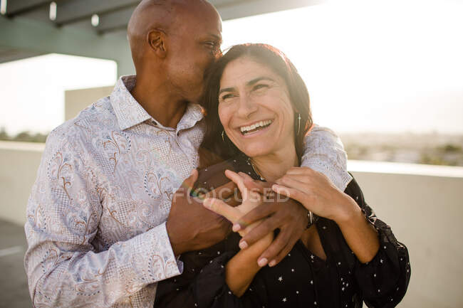 Feliz hermosa pareja amorosa abrazándose en San Diego - foto de stock