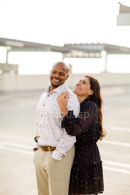 Feliz hermosa pareja amorosa abrazándose en San Diego - foto de stock