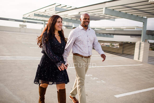 Feliz hermosa pareja amorosa caminando en San Diego - foto de stock