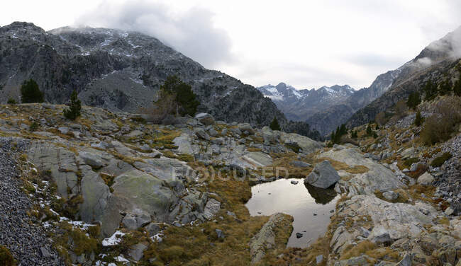 Tramonto nuvoloso nei Pirenei, Valle del Respomuso a Sallent de Gallego, Valle di Tena, Provincia di Huesca, Aragona, Spagna. — Foto stock