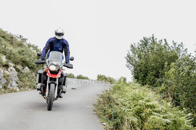 Jeune homme avec une moto — Photo de stock
