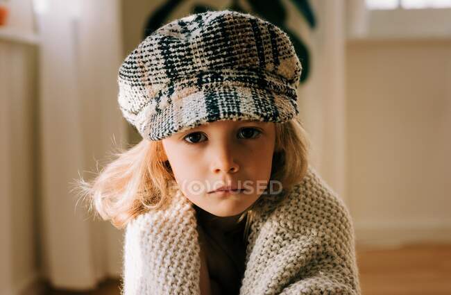 Retrato de uma criança pequena com um chapéu em olhar sério — Fotografia de Stock
