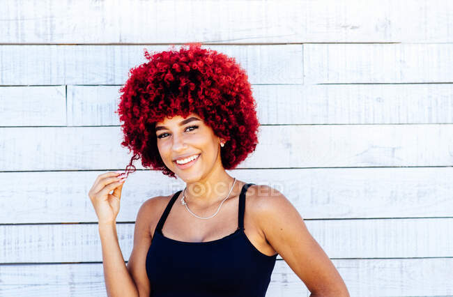 Retrato de mujer con pelo afro rojo sobre fondo blanco - foto de stock