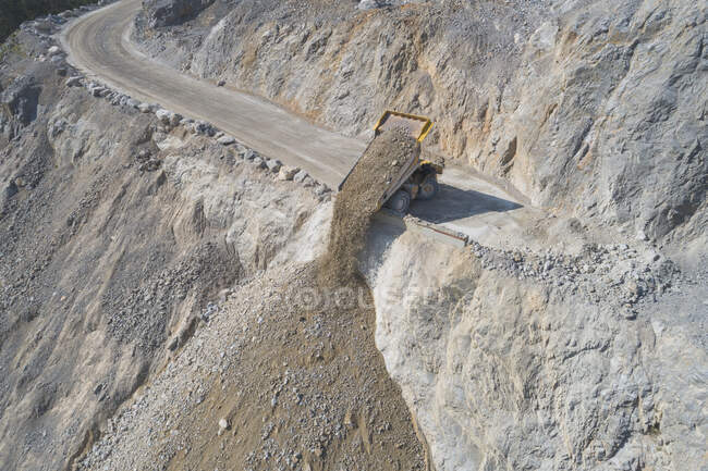 Caricatore carico camion minerario a fossa aperta — Foto stock