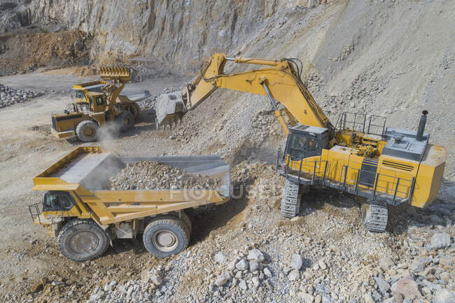 Chargeuses chargeuses chargeant des camions miniers à ciel ouvert — Photo de stock