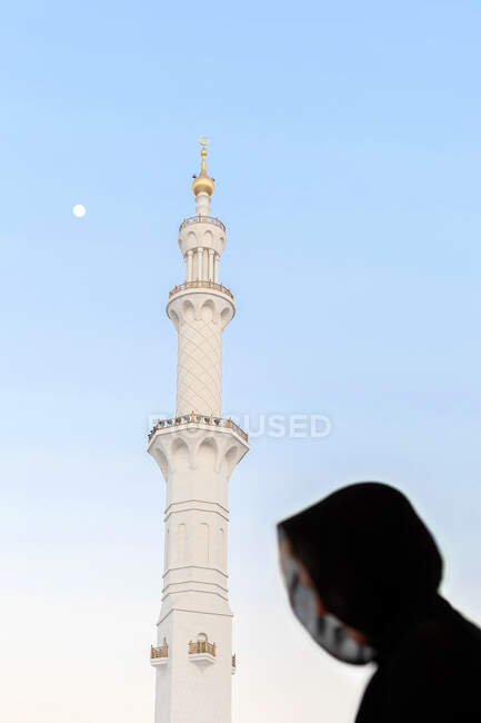 Silhouette einer muslimischen Frau in schwarzer Abaya in der Großen Moschee — Stockfoto
