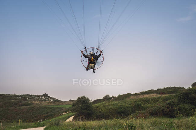 Pilot powered paragliding flying in Asturies — Stock Photo