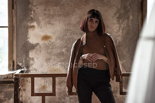 Ritratto di una ragazza bruna in casa abbandonata, immagine in penombra — Foto stock