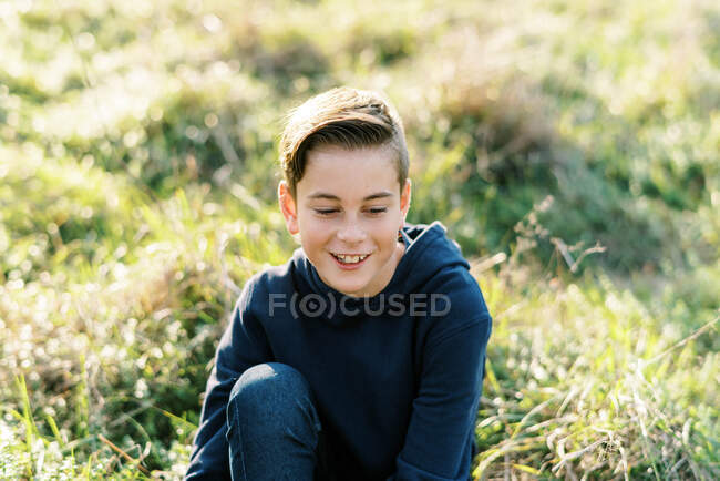 Retrato de um menino de dez anos lá fora que está sorrindo — Fotografia de Stock