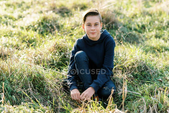 Портрет десятирічного хлопчика зовні, який посміхається — стокове фото