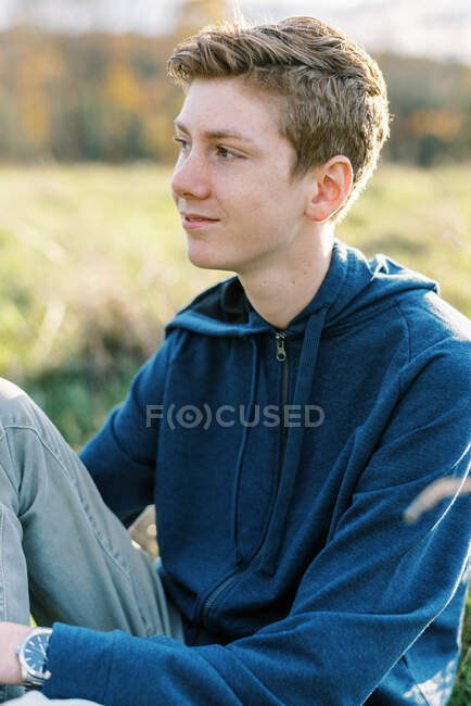 Портрет счастливого рыжеволосого мальчика в выпускном классе, улыбающегося — стоковое фото