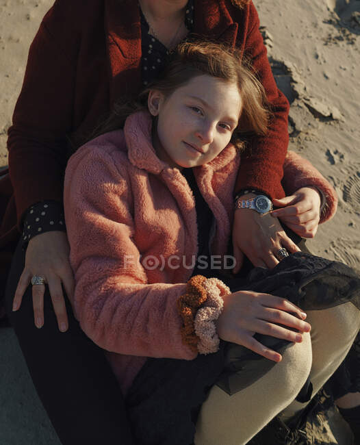 Portrait de fille avec les mains de la mère — Photo de stock