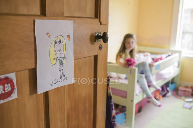 Señal de bienvenida dibujada a mano en la puerta del dormitorio chicas jóvenes - foto de stock