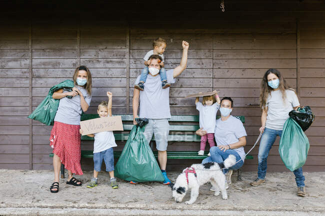 Grupo, voluntário, famílias, máscara médica, lixo, sacos, comemorando, — Fotografia de Stock