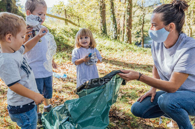 Mother teaching about environmental conservation. Ecology concept — Stock Photo