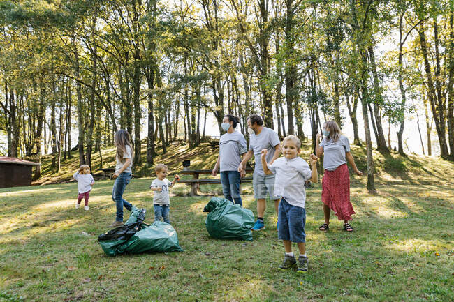 Gruppe von Freiwilligen mit medizinischer Maske sammelt Müll — Stockfoto