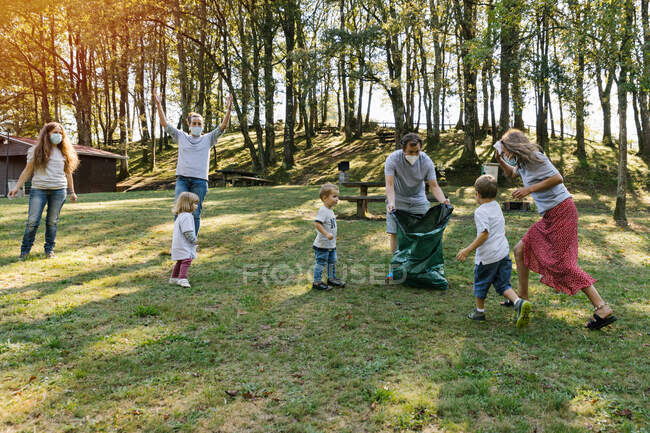 Группа волонтерских семей лес. Концепция охраны окружающей среды — стоковое фото