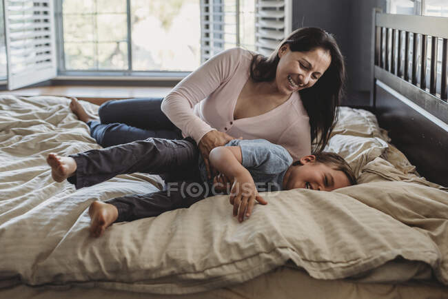 Glückliche Mutter mit kleinem Jungen zu Hause — Stockfoto