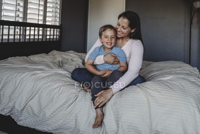 Mãe feliz com menino miúdo em casa — Fotografia de Stock