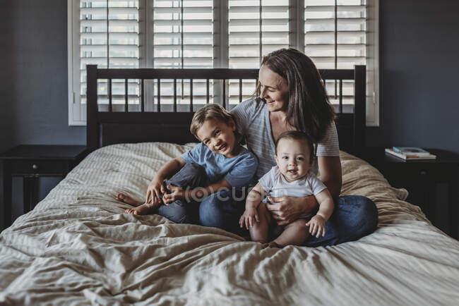 Glückliche Familie mit kleinen Kindern zu Hause — Stockfoto